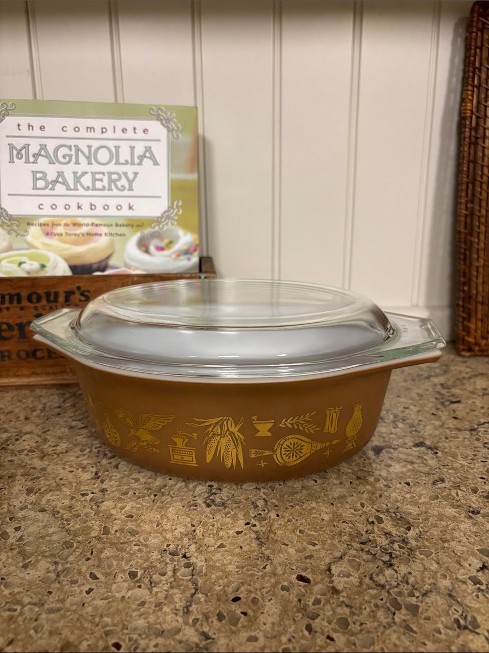 Vintage Pyrex Early American 1.5 qt. Oval Glass Casserole Dish w/ Cover Like New
